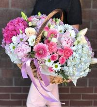 Цветочная композиция из Розы, Хризантемы, Пионы и Лизиантусы в корзине в Митрофановке