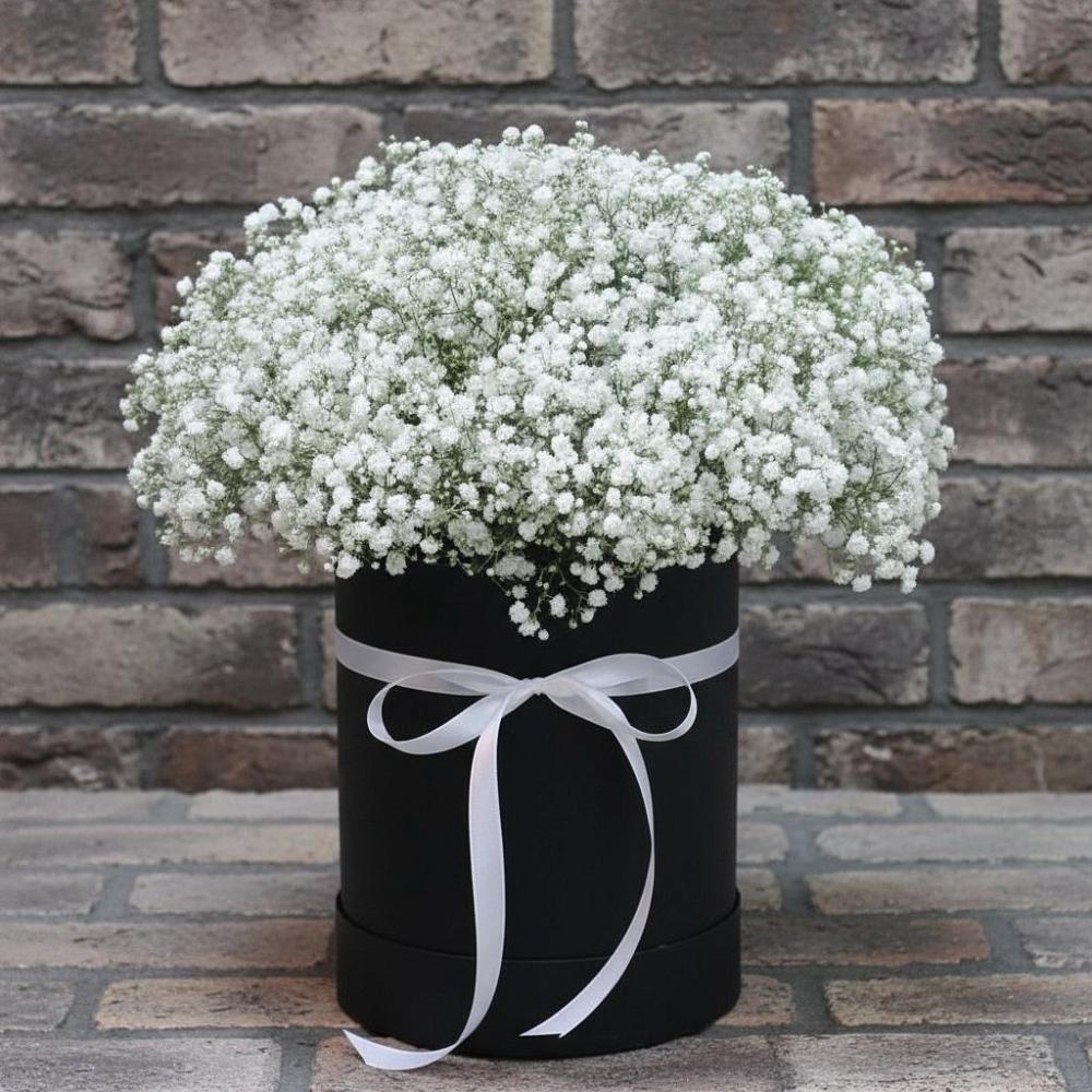 Цветочная композиция из Гипсофила в шляпной коробке в Митрофановке