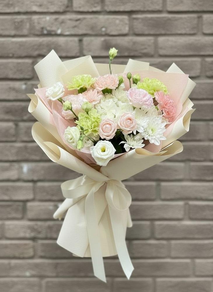Букет цветов из: Гвоздики, Розы, Лизиантусы и Хризантемы в Митрофановке