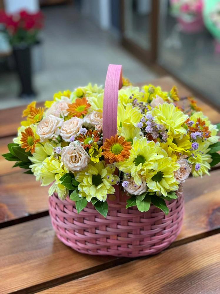 Цветочная композиция из Хризантемы и Розы в корзине в Митрофановке