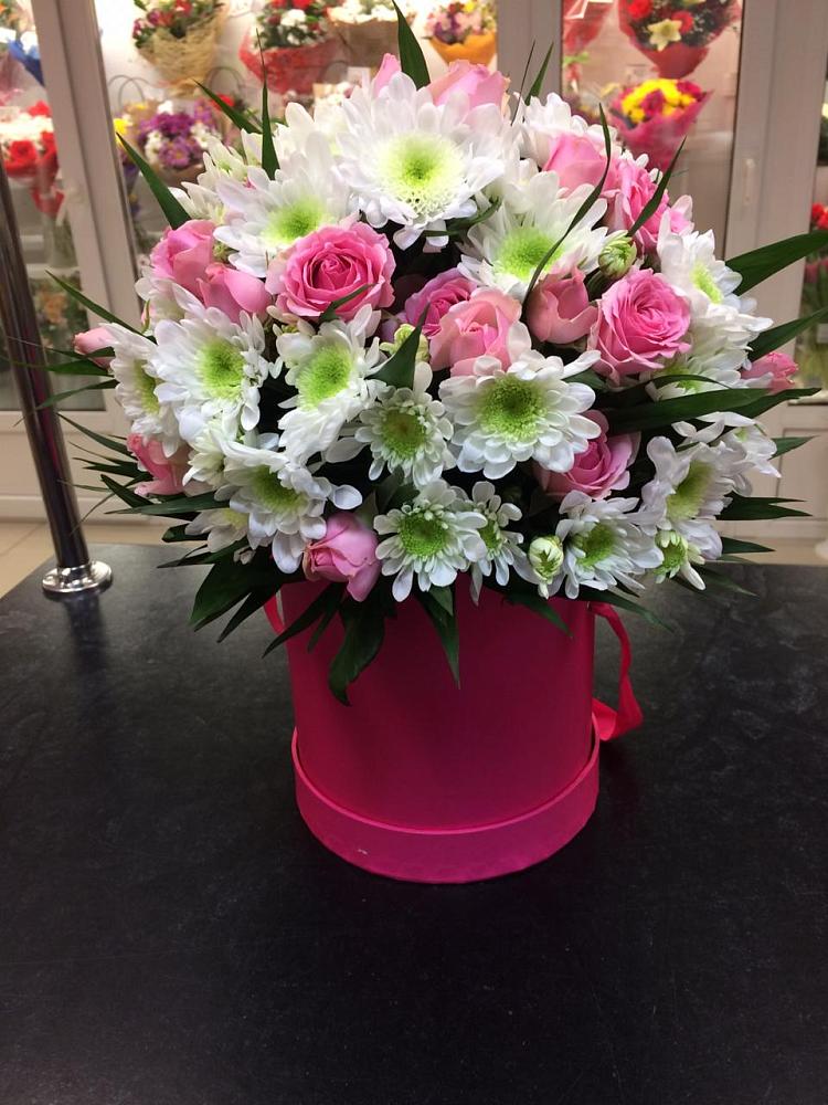 Цветочная композиция из Розы и Хризантемы в шляпной коробке в Митрофановке