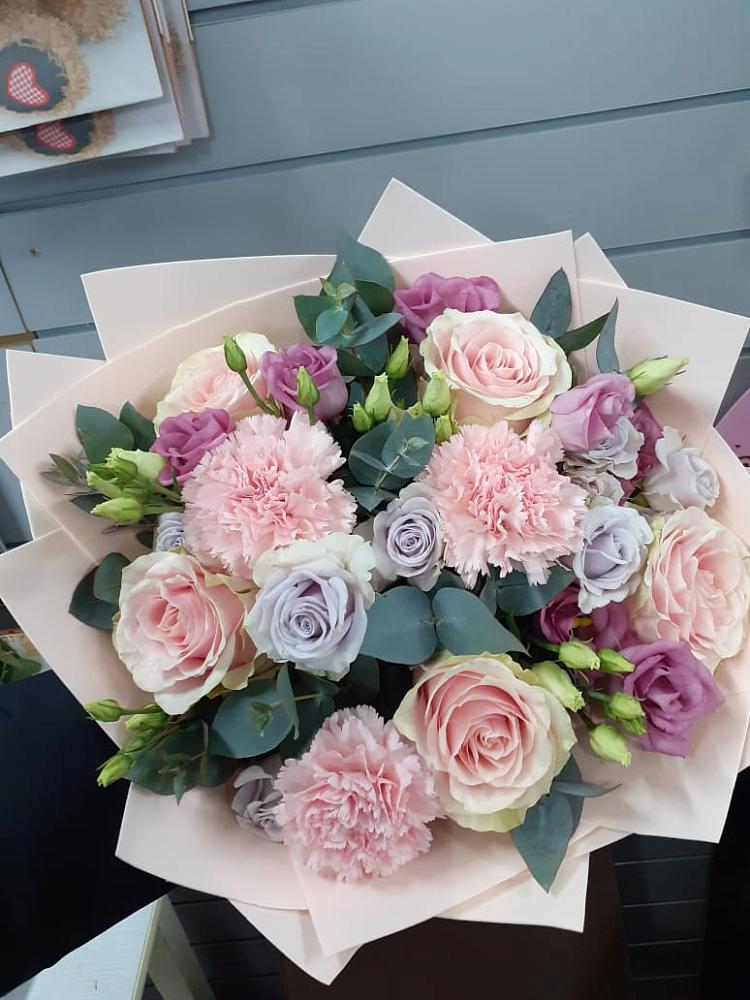 Букет цветов из: Розы, Гвоздики и Лизиантусы в Митрофановке